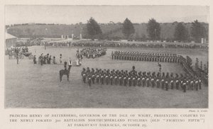 Prinses Hendrik van Battenberg, Gouverneur van het Isle of Wight, presenteert Kleuren aan het Nieuwgevormde 3e Bataljon Northumberland Fusiliers (Old Fighting Fifth) in Parkhurst Barracks, 25 oktober door English Photographer