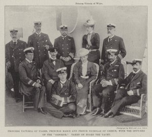 Prinses Victoria van Wales, prinses Marie en prins Nicholas van Griekenland, met de officieren van de Osborne, genomen aan boord van het jacht door English Photographer