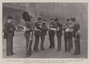 Koningin Alexandras St Patricks Day-herinnering aan de Royal Irish Guards, sergeanten die het geschenk van shamrock van Hare Majesteit uitdelen na de parade op 17 maart door English Photographer