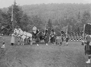 Koningin Victoria presenteert kleuren aan de Cameron Highlanders, 1873 door English Photographer