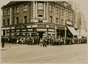 Rij voor Charlie Chaplin in The Kid bij The Majestic, High Street, Clapham, circa 1921 door English Photographer