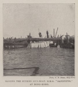 Het bergen van de gezonken kanonneerboot, HMS Sandpiper, in Hong-Kong