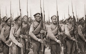 Russische infanterie op parade en presenteren van wapens tijdens de Eerste Wereldoorlog, uit The Illustrated War News, 1915 door English Photographer