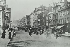 Saint Jamess Street, Westminster: noordwaarts vanaf Pall Mall, 1895 door English Photographer