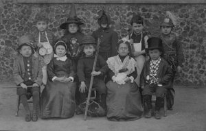 Schoolkinderen, Norfolk, in verkleedkleding begin 20e eeuw door English Photographer