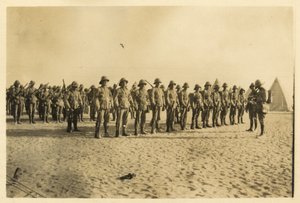 Toont een deel van mijn compagnie op parade in Shusha - Libische Woestijn 6:30 uur, september 1916