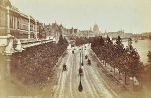 Somerset House, Victoria Embankment, Westminster: noordwaarts vanaf Waterloo Bridge, 1895 door English Photographer