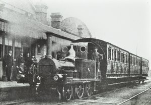 South Dock Station: een vierwielige gekoppelde tanklocomotief op het station, 1880