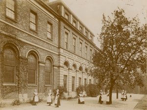 St. Marylebone Charity School voor meisjes door English Photographer
