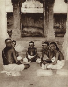 Studenten die een tempelschool bijwonen in Ramesworam, Madras, India (zwart-wit foto)