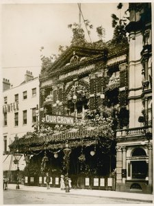 The Empire Theater, Leicester Square, Londen, versierd voor het diamanten jubileum van koningin Victoria, juni 1897 door English Photographer