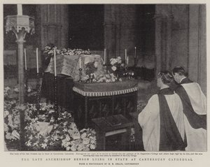 De overleden aartsbisschop Benson opgebaard in de kathedraal van Canterbury