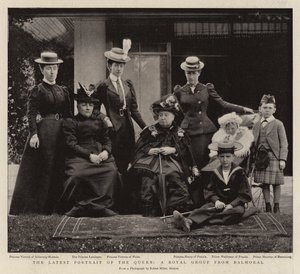 Het nieuwste portret van de koningin, een koninklijke groep uit Balmoral door English Photographer