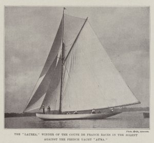 De Laurea, winnaar van de Coupe de France races in de Solent tegen het Franse jacht Anna door English Photographer