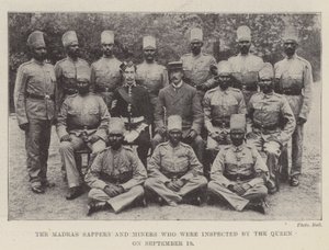De Madras Sappers en Miners die door de koningin werden geïnspecteerd op 19 september