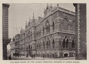 De hoofdingang van het Albert Memorial College in Queen Street door English Photographer