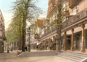 The Pantiles in Tunbridge Wells, 1890-1900 door English Photographer