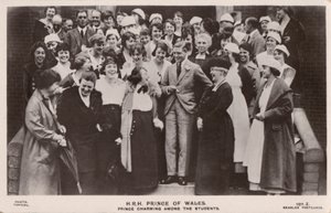 De Prins van Wales (later koning Edward VIII), met een groep vrouwelijke studenten door English Photographer