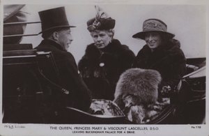 De koningin, prinses Mary en Viscount Lascelles, DSO