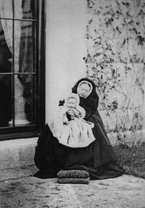 De koningin en prinses Victoria van Hessen, 1863 door English Photographer