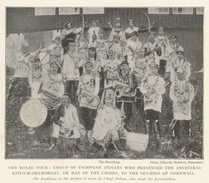 De koninklijke tour, groep Tsimpsian-indianen die de voorouderlijke Kiti-um-Shamorgat, of hoed van de stamhoofden, aan de hertogin van Cornwall presenteerden