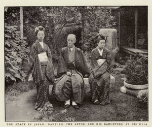 Het toneel in Japan, Danjuro, de acteur, en zijn dochters, in zijn villa door English Photographer