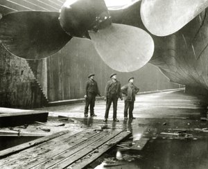 De schroeven van de Titanic in de Thompson Graving Dock van Harland & Wolff, Belfast, Ierland, 1910-11 door English Photographer