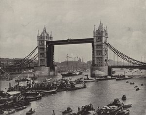 De Tower Bridge, kijkend naar het oosten (z/w foto)