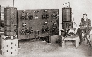 De eerste uitzendzender bediend in Groot-Brittannië, geïnstalleerd bij de Marconi Works, Chelmsford, in 1919 en 1920, uit Het Verhaal van Vijfentwintig Jaar, gepubliceerd 1935 door English Photographer