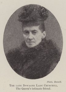 De wijlen douairière Lady Churchill, de intieme vriendin van de koningin door English Photographer
