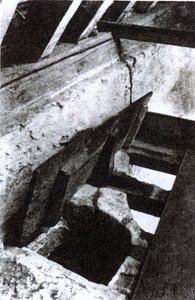 Het schuilhol van de priester in een trap bij Sawston Hall, ontworpen en gemaakt door de jezuïetenmartelaar en heilige, Nicholas Owen, ca. 1935