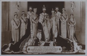 De koninklijke familie in hun kroningsgewaden