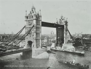Tower Bridge op de dag van de opening, 1894 door English Photographer