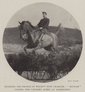 Training van het Nieuwe Paard van de Prins van Wales, Hussar neemt de Cavaleriesprongen in Aldershot door English Photographer