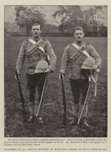 Ruiters van de 14e (Kings) Hussars in marsorde in Zuid-Afrikaans tenue door English Photographer