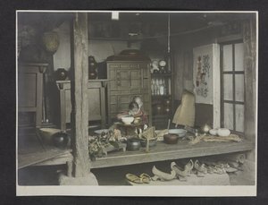 Twee kinderen aan het eten, binnen een huis, Fotoalbum van Korea door English Photographer