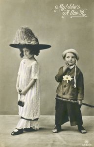 Twee kinderen in verkleedkleding door English Photographer