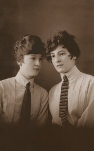 Twee jonge Edwardiaanse vrouwen met stropdassen door English Photographer