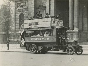 Union Jack Omnibus door English Photographer