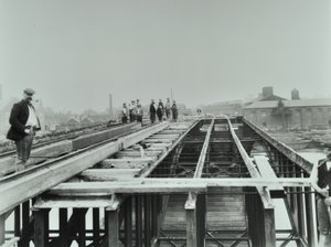 Vauxhall Brug: sloop, 1898 door English Photographer