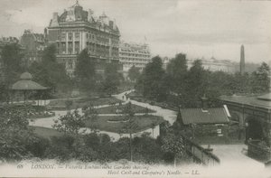 Victoria Embankment Gardens, met Hotel Cecil en Cleopatra