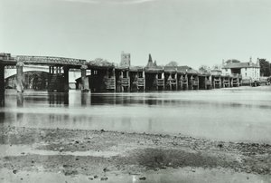 Uitzicht op Oude en Nieuwe Putney Bruggen met oast huis en All Saints Kerk op de achtergrond, 1885 door English Photographer