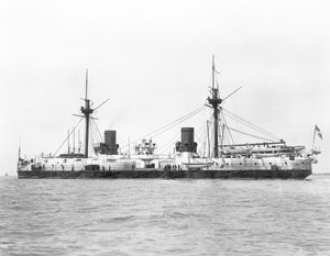 Zicht op het ijzeren slagschip HMS Inflexible (gelanceerd 1876) afgebeeld na conversie naar militaire tuigage in 1885 door English Photographer