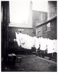 Wasklijn in Eagle and Child Yard, Hunslet, Leeds, 13 mei 1896 door English Photographer