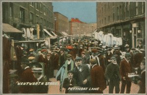 Wentworth Street, Petticoat Lane, Londen door English Photographer