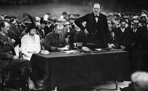 Winston Churchill tijdens een toespraak in Enfield, Engeland