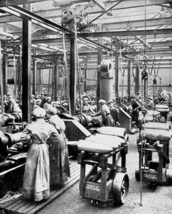 Vrouwen maken hoogexplosieve granaten