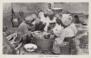 Vrouwen die kolanoten pellen, Nigeria door English Photographer