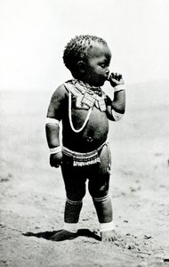 Zulu meisje zuigt aan eerste vinger door English Photographer