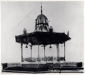 Sierlijke muziektent in East End Park, Leeds door English Photographer English Photographer